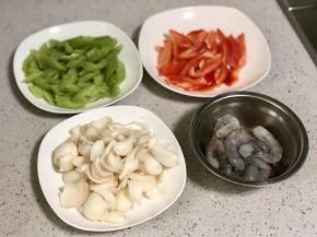 准备好食材，西芹切斜刀段，百合掰成小瓣， 将新鲜大虾提前剥皮去虾线，或直接用解冻好虾仁，红椒切丝，葱蒜切丝。