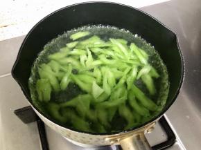 锅里加入适量清水，开锅后将芹菜煮20秒捞出；