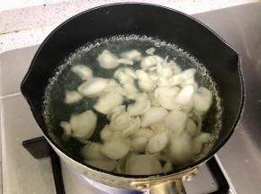 锅里加入适量清水，开锅后将芹菜煮20秒捞出；