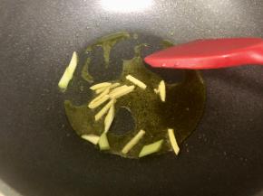 热锅放入适量食油用，放入葱蒜丝爆香；