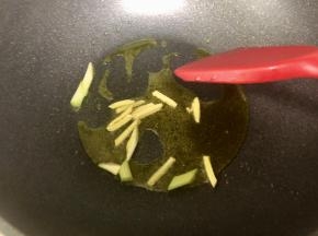 热锅放入适量食油用，放入葱蒜丝爆香；