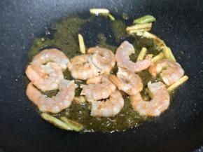 加入准备好的虾仁炒至变色；
