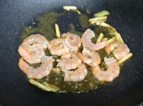 加入准备好的虾仁炒至变色；
