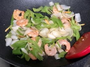 加入芹菜和百合一起翻炒；