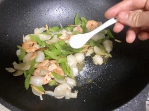 加入一小勺糖和一小勺盐，继续翻炒；