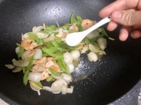 加入一小勺糖和一小勺盐，继续翻炒；