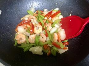 最后放入红椒翻炒两分钟即可。