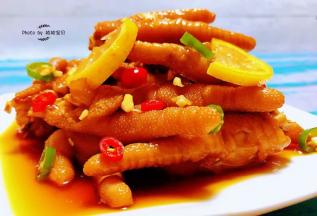 诱人的网红柠檬凤爪装入盘中