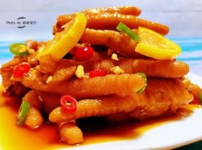 诱人的网红柠檬凤爪装入盘中