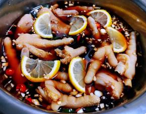 调料汁倒入容器中基本没过凤爪放入柠檬片