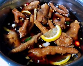 这是煨制入味的网红柠檬凤爪就大功告成了