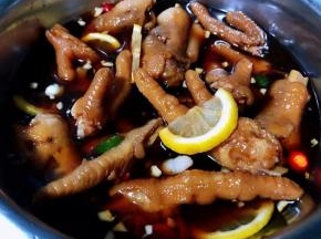 这是煨制入味的网红柠檬凤爪就大功告成了
