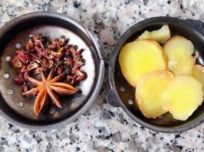 切好的姜片、花椒、八角放入调味盒中