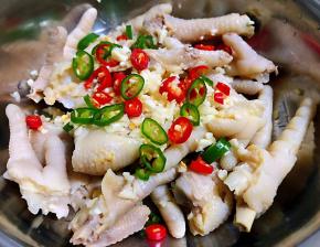 切好的红辣椒、花椒、蒜粒放入容器中