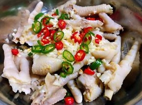 切好的红辣椒、花椒、蒜粒放入容器中