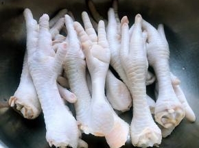 在超市买到新鲜的凤爪回来剪去指甲洗净