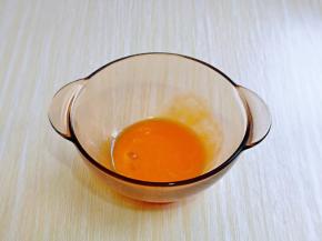 先做蛋黄糊，蛋黄打散。