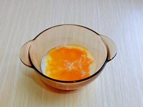 加入牛奶，抽打至均匀。