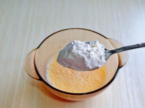 再加入2小勺面粉，用手动打蛋器打至无干粉。