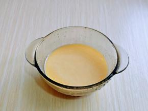 做好的蛋黄糊，盖上盖子放旁边备用。