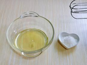 蛋白打发，首先滴入两滴白醋，柠檬汁也可以。