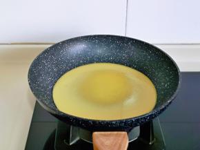 平底锅中刷少许食用油，倒入“一半”的蛋黄糊，小火煎饼。