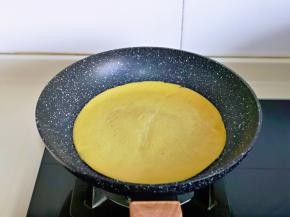 待表面凝固后翻面，煎1分钟即可，再把另一半蛋黄糊倒入锅中，同样操作方法。(全程小火)