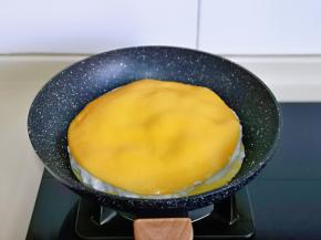 把另外一张鸡蛋饼盖蛋白霜上，盖上锅盖小火将蛋白煎熟即可出锅。