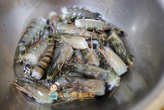 把虾头去掉，去壳洗净，用姜片腌渍去腥