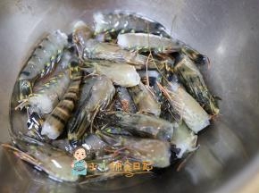 把虾头去掉，去壳洗净，用姜片腌渍去腥