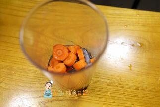 把虾跟胡萝卜放入料理机加80g水打泥