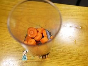把虾跟胡萝卜放入料理机加80g水打泥