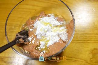 虾泥+15g植物油+低筋面粉20g混合均匀