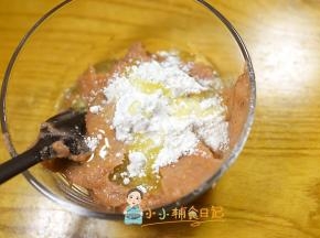 虾泥+15g植物油+低筋面粉20g混合均匀