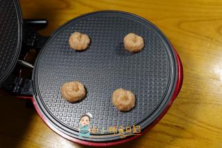 蛋卷机预热好放 挤入虾泥