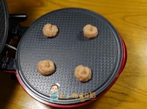 蛋卷机预热好放 挤入虾泥