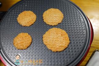 盖上盖子3分钟左右就熟了，这个虾饼是软软的 但是很有韧劲特别好吃