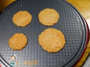 盖上盖子3分钟左右就熟了，这个虾饼是软软的 但是很有韧劲特别好吃
