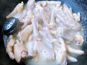 锅中倒入清水放入凤爪、调味盒、料酒大火煮至凤爪熟透而不软烂即可