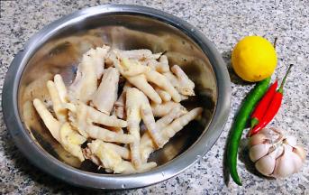 准备原材料凤爪、柠檬、红辣椒、杭椒