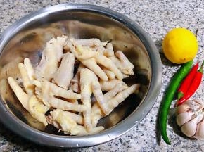 准备原材料凤爪、柠檬、红辣椒、杭椒