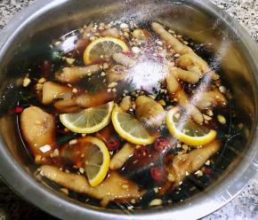 盖上保鲜膜放入冰箱冷藏十二小时煨制入味