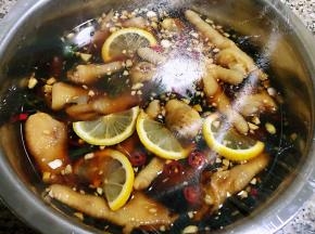 盖上保鲜膜放入冰箱冷藏十二小时煨制入味