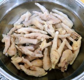 煮熟的凤爪放入冷水中浸泡一会儿沥干水份