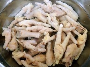 煮熟的凤爪放入冷水中浸泡一会儿沥干水份
