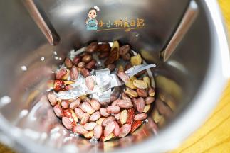 红枣洗净去核，花生一把放入料理机