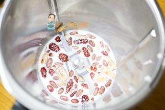 加入牛奶一起煮开然后用机器打成细腻的浆，这个最好用破壁机不然喝起来会有很多渣渣