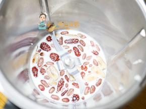 加入牛奶一起煮开然后用机器打成细腻的浆，这个最好用破壁机不然喝起来会有很多渣渣