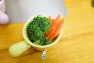 西蓝花、胡萝卜洗净备用