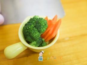 西蓝花、胡萝卜洗净备用
